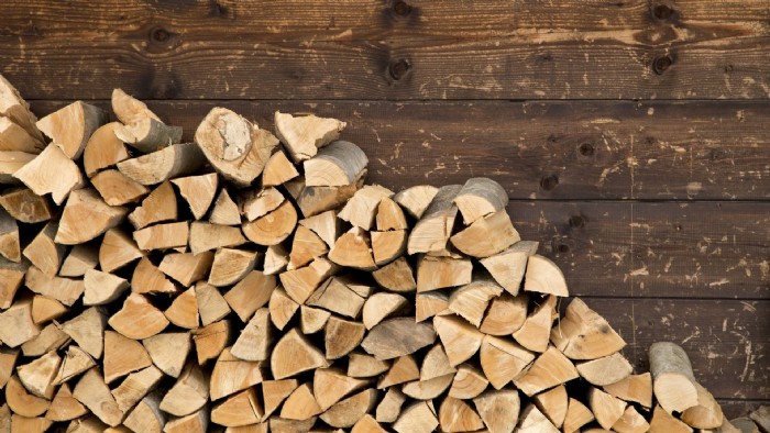 Holzstoß mit Brennholz