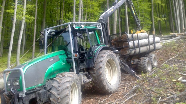 Forsttraktor mit Anhänger